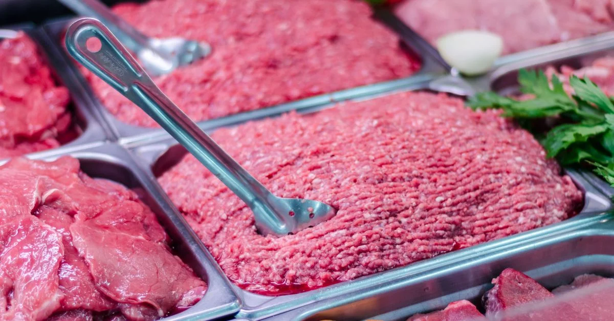 Primer plano de carne fresca y carne picada en un exhibidor del mercado San Vito, Costa Rica.