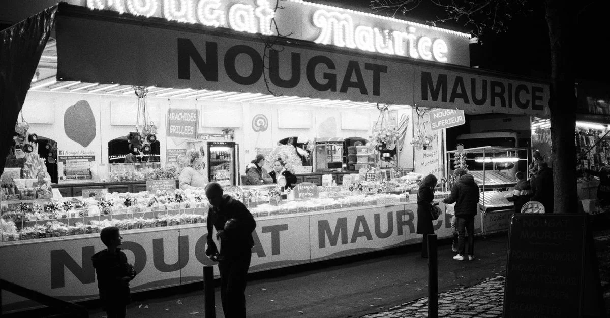 Scène de magasin de bonbons illuminé au marché nocturne à Nancy, France.