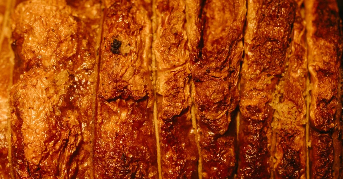 Gros plan délicieux de boeuf rôti mettant en valeur une texture croustillante et une couleur riche.