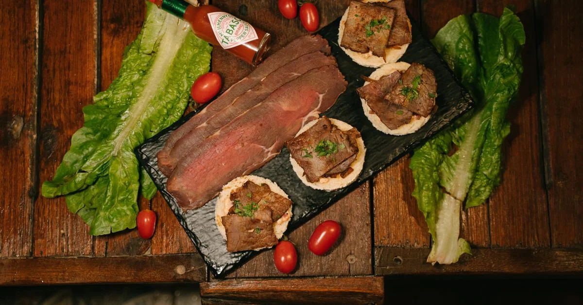 Delicioso plato de carne con verduras y Tabasco picante para una comida perfecta.