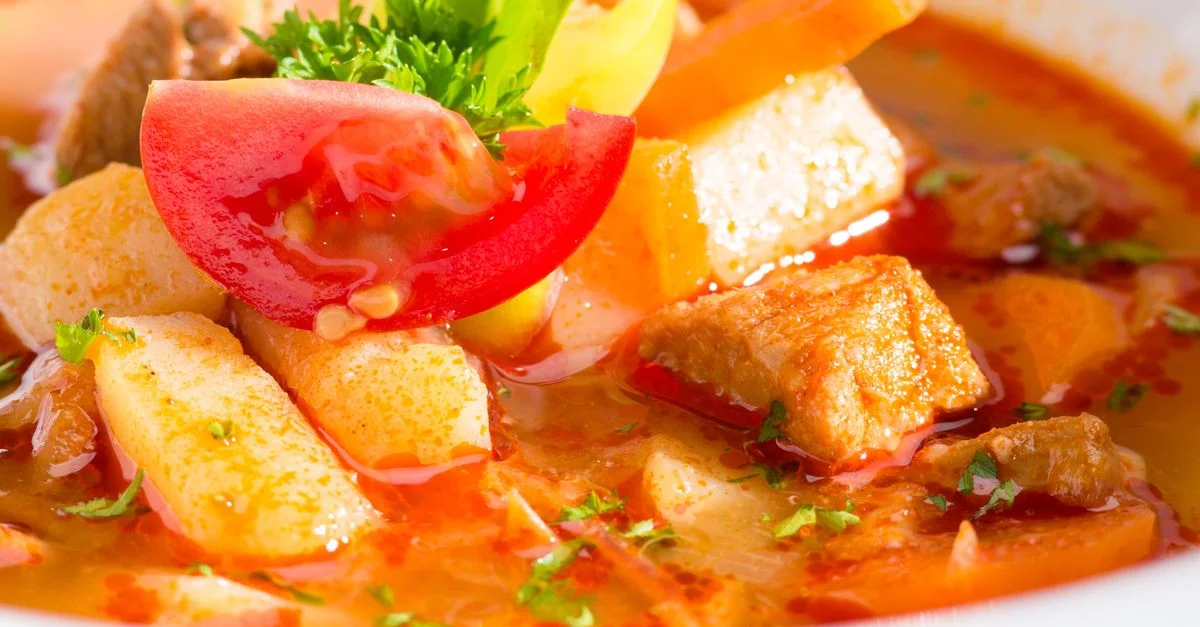 Un delicioso estofado de verduras y carne, con colores y sabores intensos, realza el atractivo culinario.