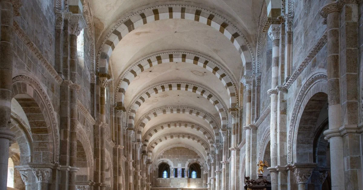Experimenta la majestuosa arquitectura románica de la Basílica de Vézelay, Francia.