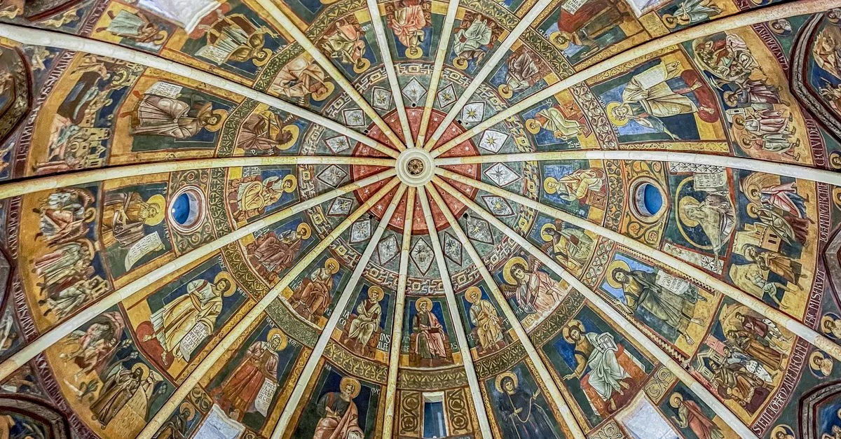 Frescos intrincados decoran la cúpula de la Catedral de Parma, Italia.