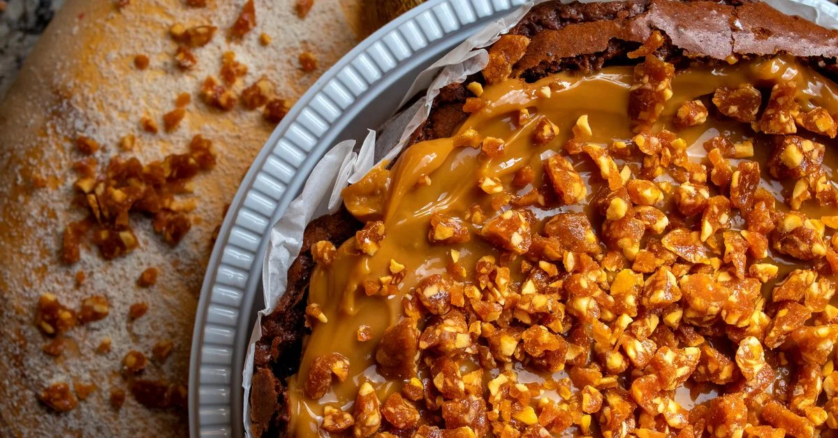 Delicioso pastel de pacana caramelizado casero que muestra ricas texturas y dulces sabores, perfecto para los amantes de los postres.