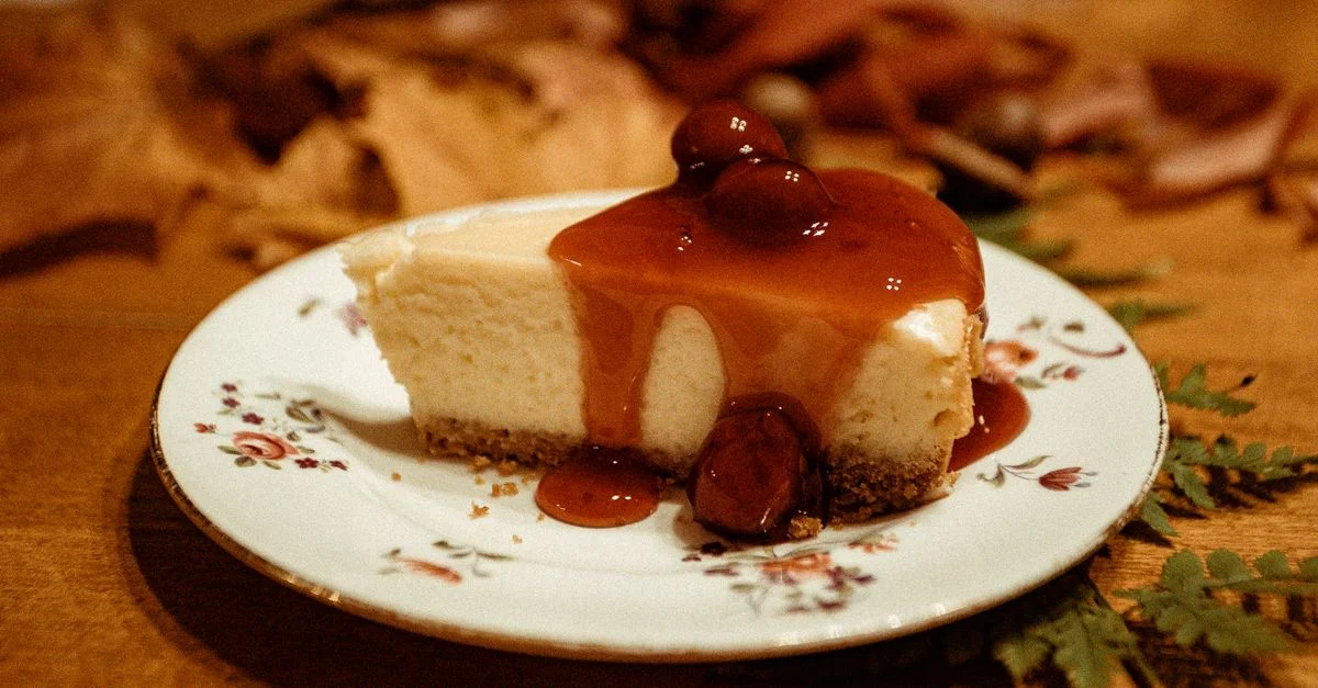 Una deliciosa porción de cheesecake cubierta con caramelo y bayas, ideal para los amantes de los postres.