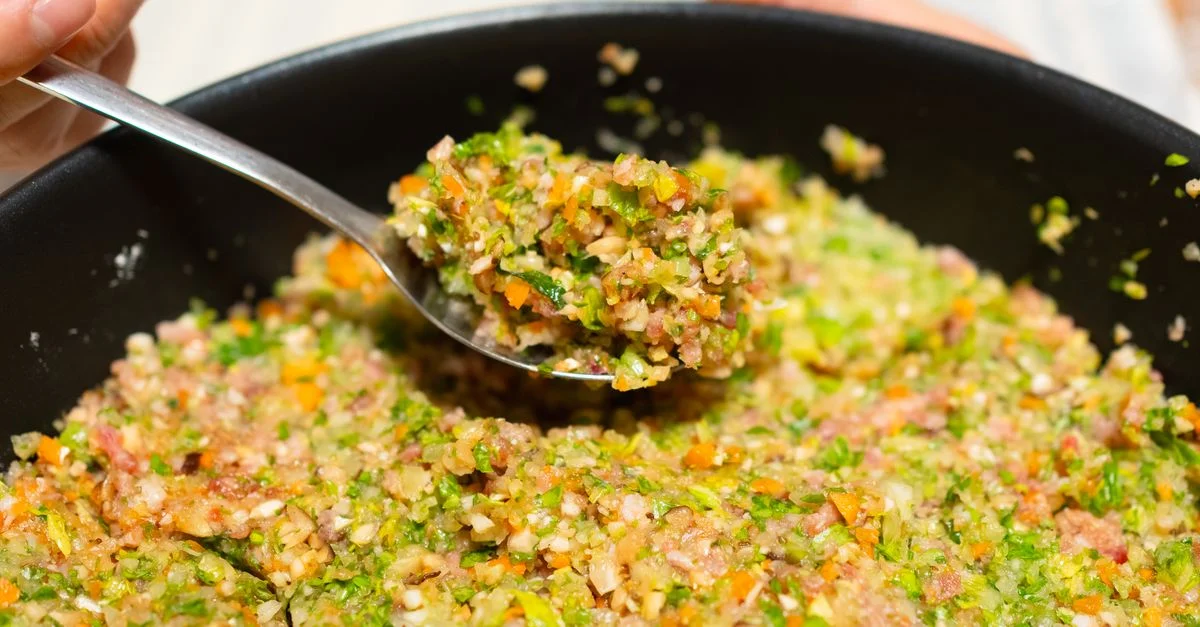 Primer plano de un salteado de verduras frescas y coloridas servido en una sartén, que resalta los vibrantes ingredientes.
