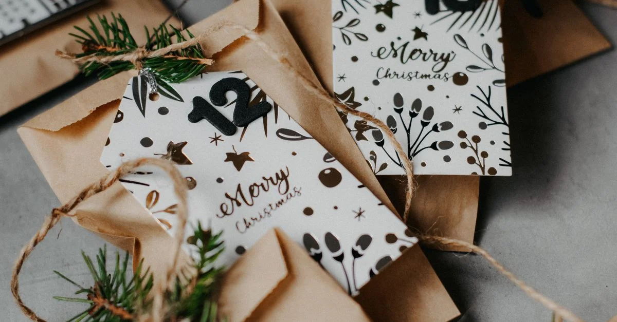 Un elegante calendario de adviento navideño DIY que presenta bolsas de papel y decoraciones festivas.