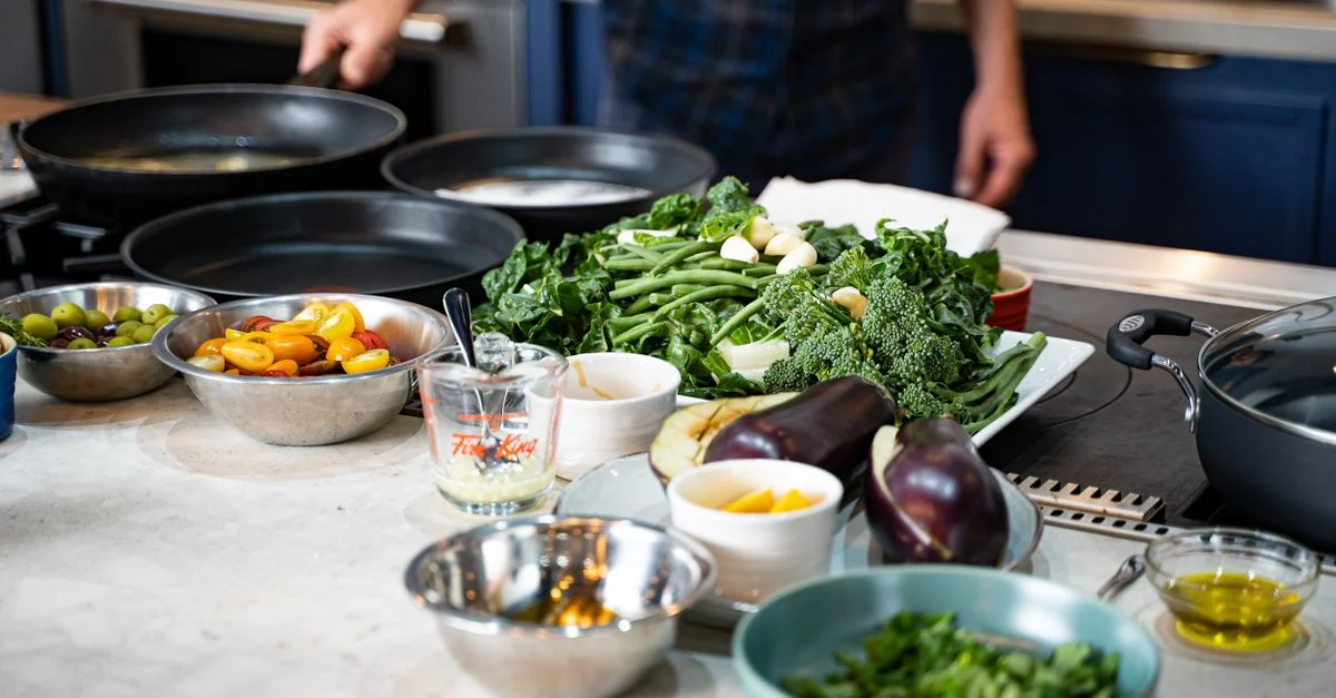 Verduras frescas listas para cocinar en un entorno de cocina moderno con luz natural.