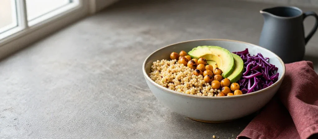 Cuenco de quinoa y verduras frescas representando recetas saludables en un ambiente de cocina editorial.